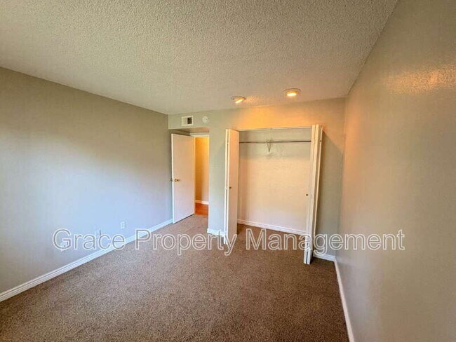 Building Photo - 8555 E Fairmount Dr