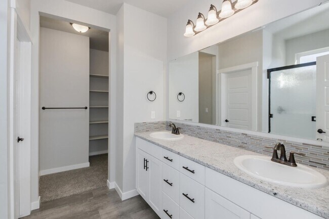 Building Photo - Newer Construction with High End Finishes _ Large 3 Car Garage!!