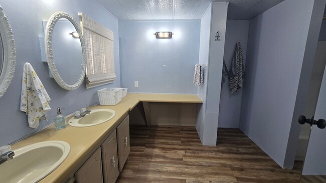 Building Photo - Welcome to this 3-bedroom, 2-bathroom home...