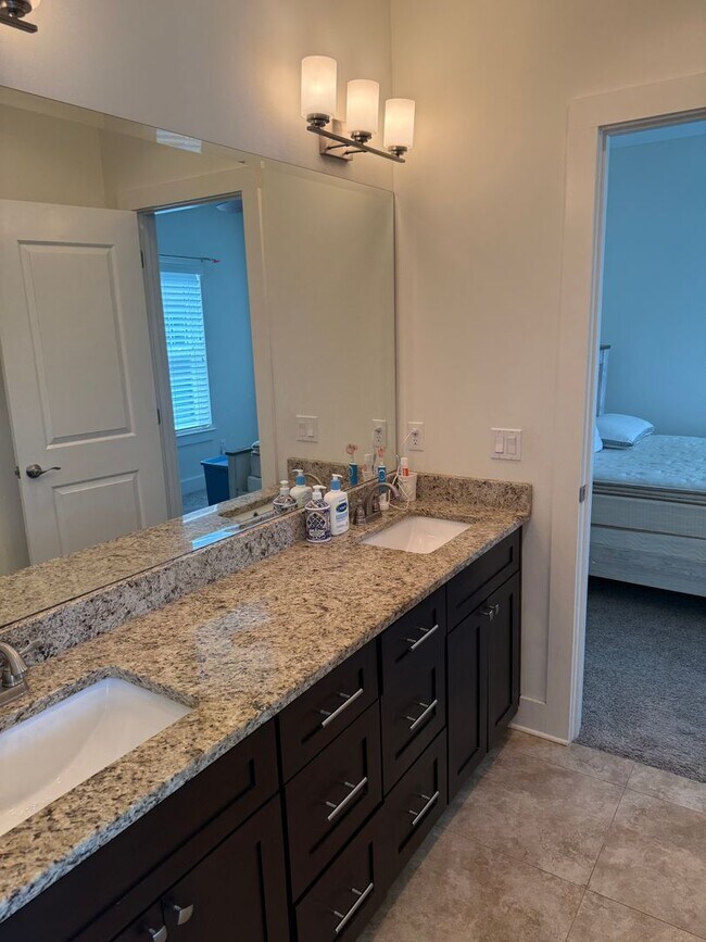 Building Photo - Updated Townhouse in Destin with Garage!
