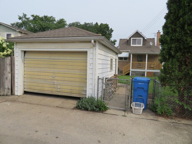 Building Photo - 6957 W Fletcher St
