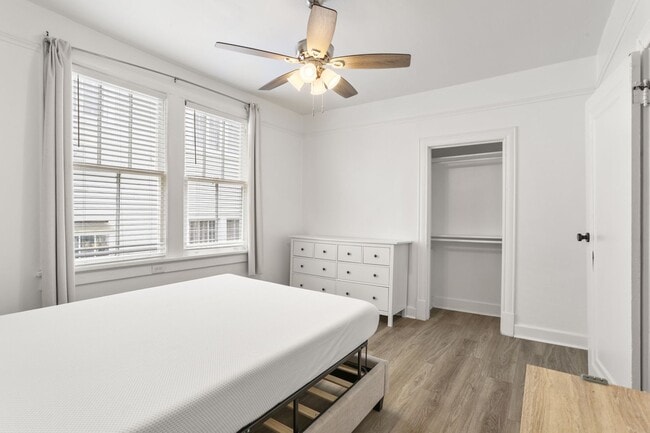 Building Photo - Fresh and elegant 5 Bedroom ONE BLOCK from...