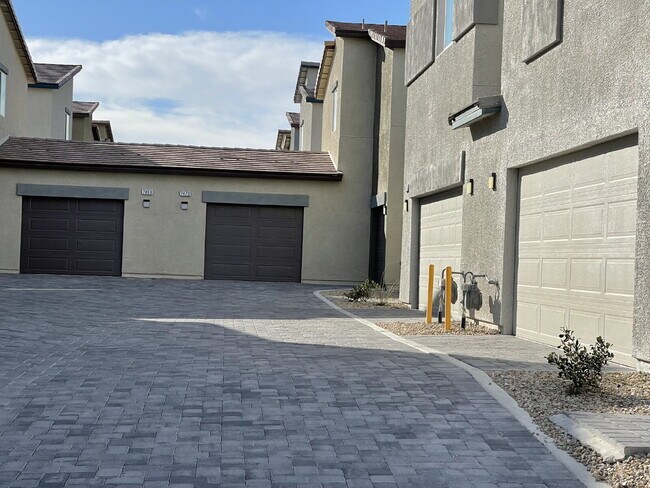Building Photo - GATED 4 BED 2.5 BATH 2 CAR GARAGE SINGLE FAMILY HOME w/ LOFT, BEDROOM DOWNSTAIRS, NEXT TO COMMUNI...