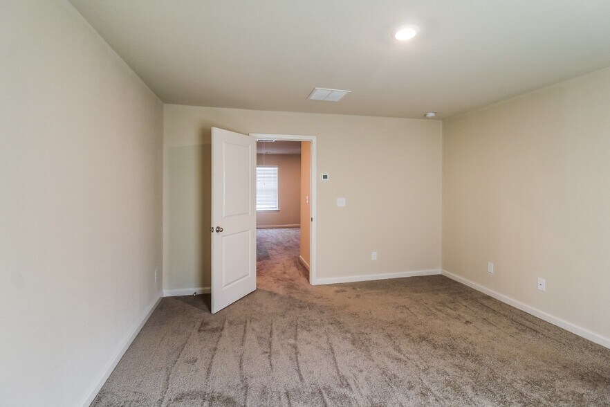 Building Photo - 728 Fitzroy Dr