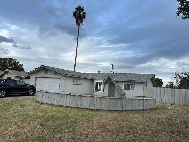Building Photo - 135 E Stuart Ave