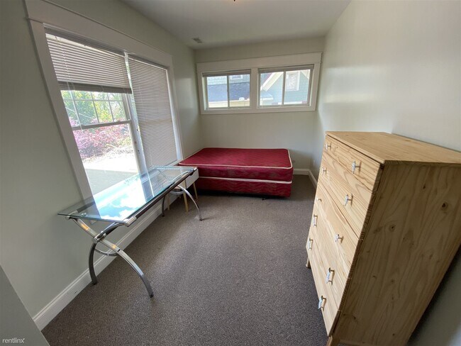 Building Photo - 6 br, 3 bath House - 517 Elm St