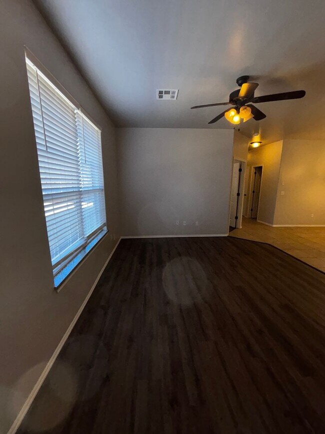 Building Photo - 3BR 2BA duplex with 2 car garage in Yukon!!