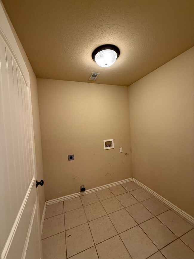 Building Photo - Now Pre-leasing for Mid-April