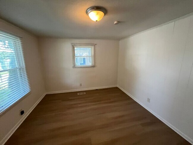 Building Photo - West Nashville 3BR Duplex