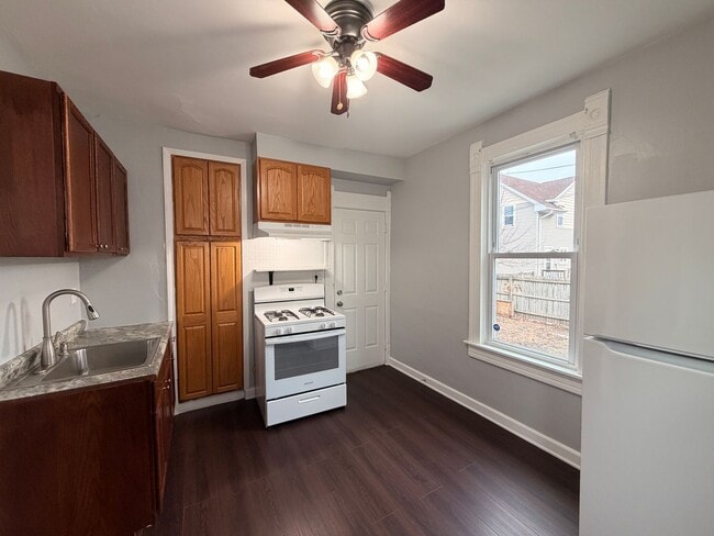 Building Photo - Modern Spacious 2+ Bedroom Lower Unit