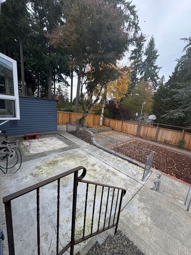 Building Photo - Fairwood Home for lease two story fenced y...