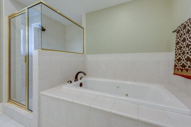 Building Photo - 2624 Thomas Ave