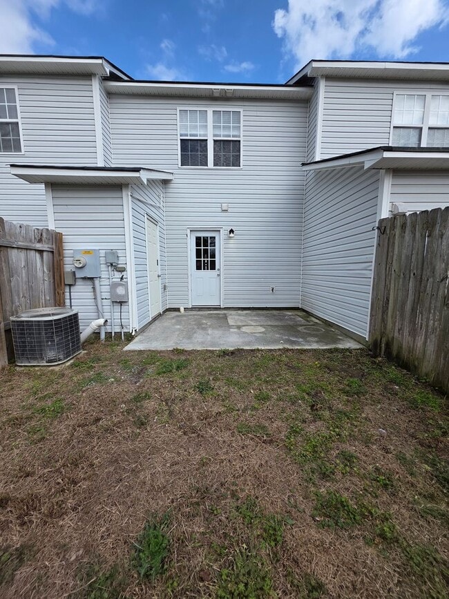 Building Photo - 2 BR 2 BA Townhose