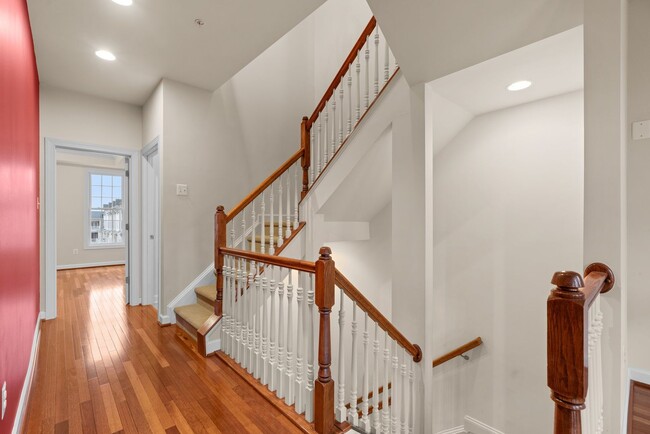 Building Photo - 3 Bed 2.5 Bath - Gaithersburg Townhouse - ...