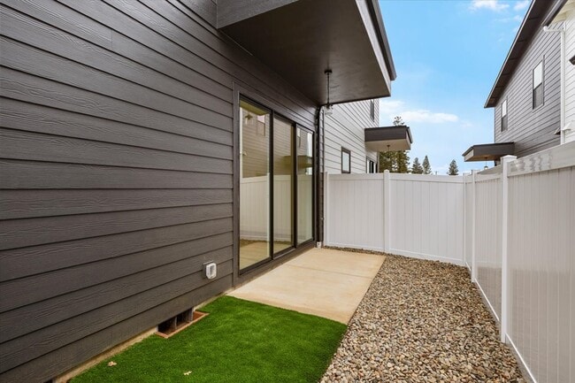 Building Photo - 208 Bogey Ln