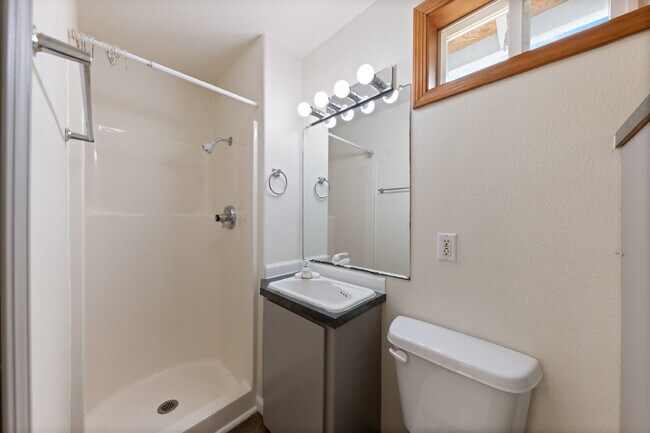 Building Photo - Charming 1 bedroom Cottage
