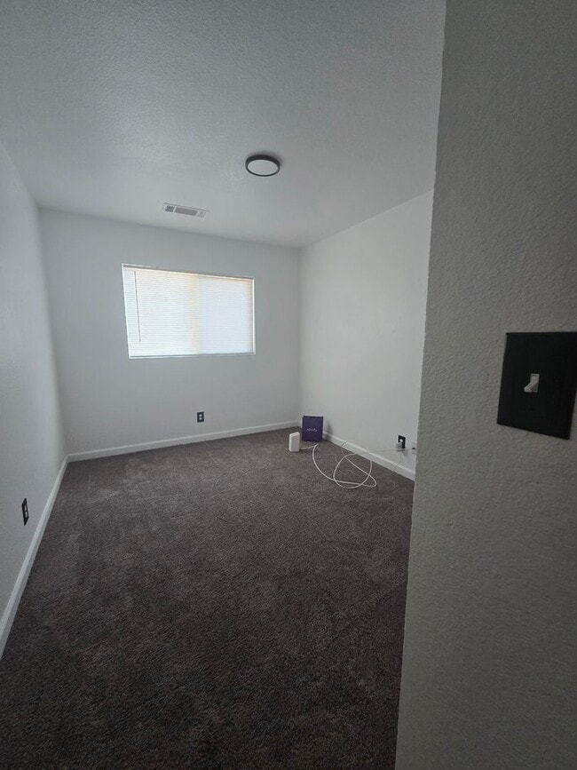 Building Photo - 4 BR 2 Ba Available 9/1