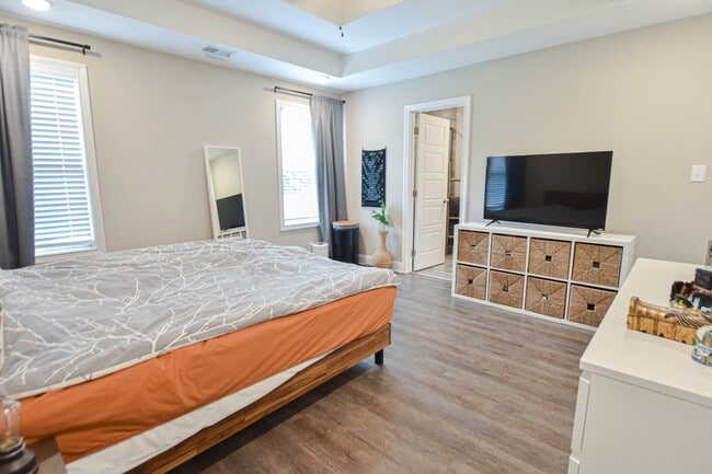 Building Photo - Pet Friendly Three Bedroom!