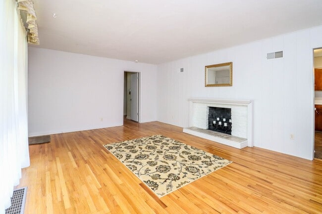 Building Photo - Immaculate Centrally located home!