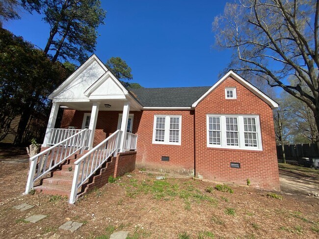 Building Photo - Very nice 4 bedroom 1 bathroom house JUST REMODLED (Spring 2022)