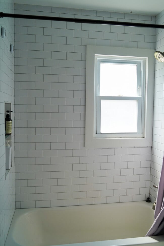 Full, clean bathroom with tub/shower - 27 Bayview Ave