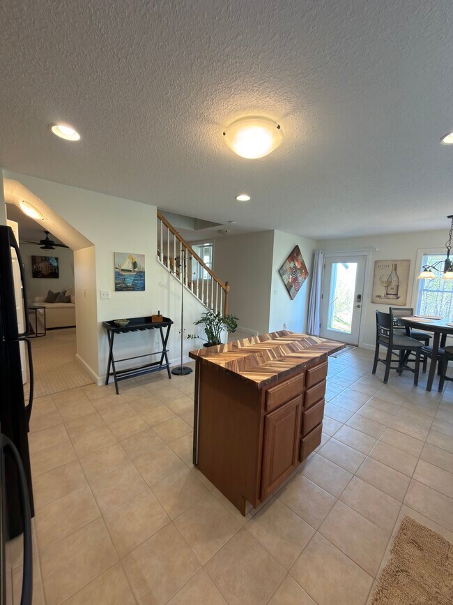 Building Photo - Hutch Apartment