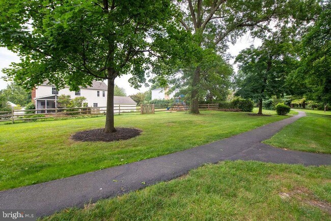 Building Photo - 1213 Clearfield Cir
