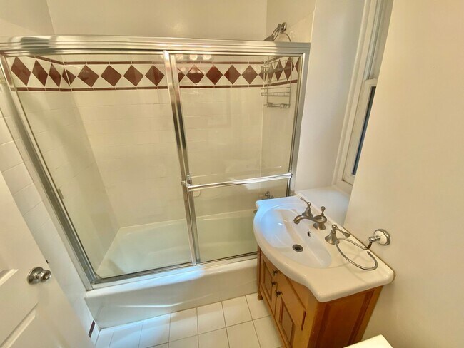 Building Photo - Have Breakfast at Tiffany's! Dupont's Gleaming Light Filled 2 En-suites w/ W/D at the Tiffany!