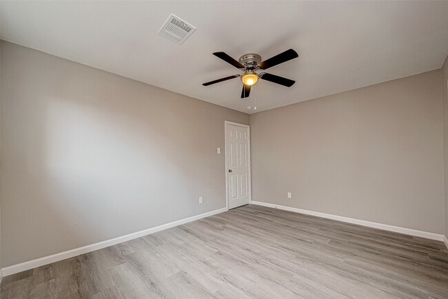 Building Photo - 8619 Valley Meadow Dr