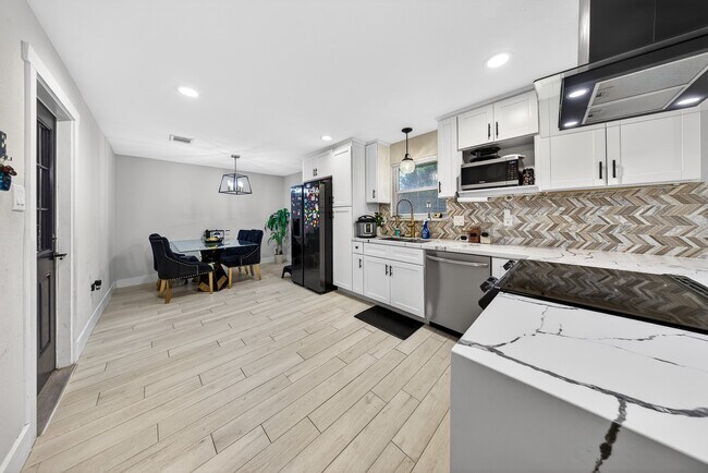 Building Photo - 6215 Great Oaks Dr