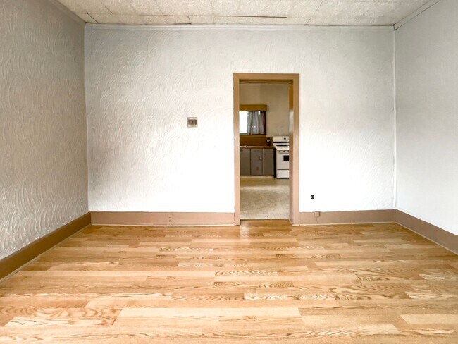 Building Photo - 1810 E 6th St