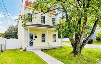 Building Photo - Beautifully Renovated 3 bdrm/1.5bth Home L...