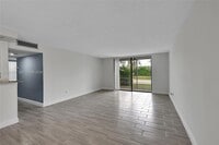 Building Photo - 2850 Somerset Dr