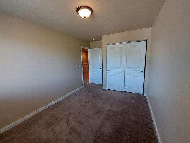 Building Photo - 3 bedroom 2 bath home with attached garage