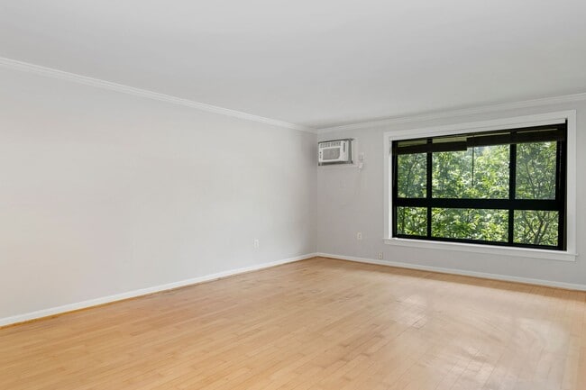 Building Photo - Newly Renovated Two Bedroom Condo! Parking!