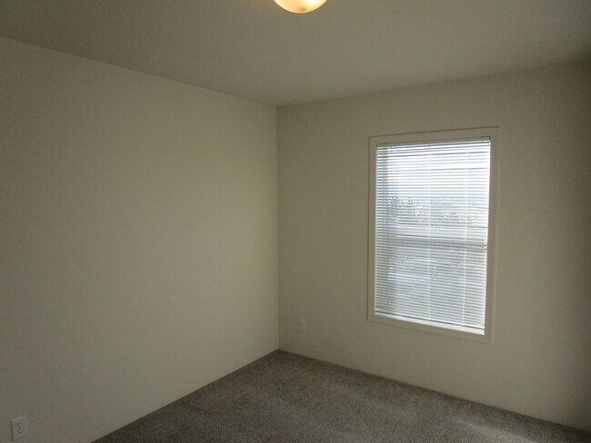 Building Photo - Newer Spacious Home in Ochoco West Subdivision - Available Soon!