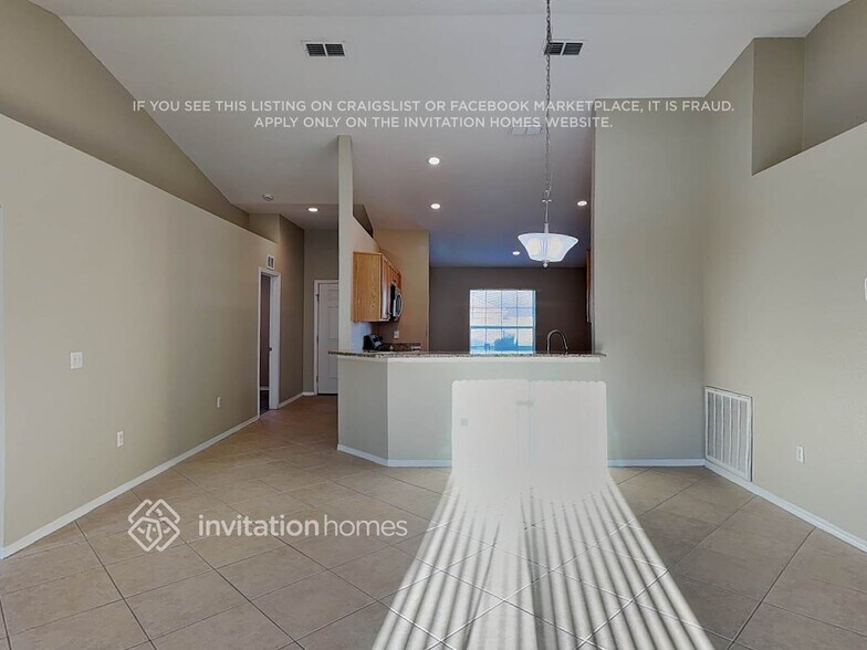 Building Photo - 6885 Heatherbrook Dr