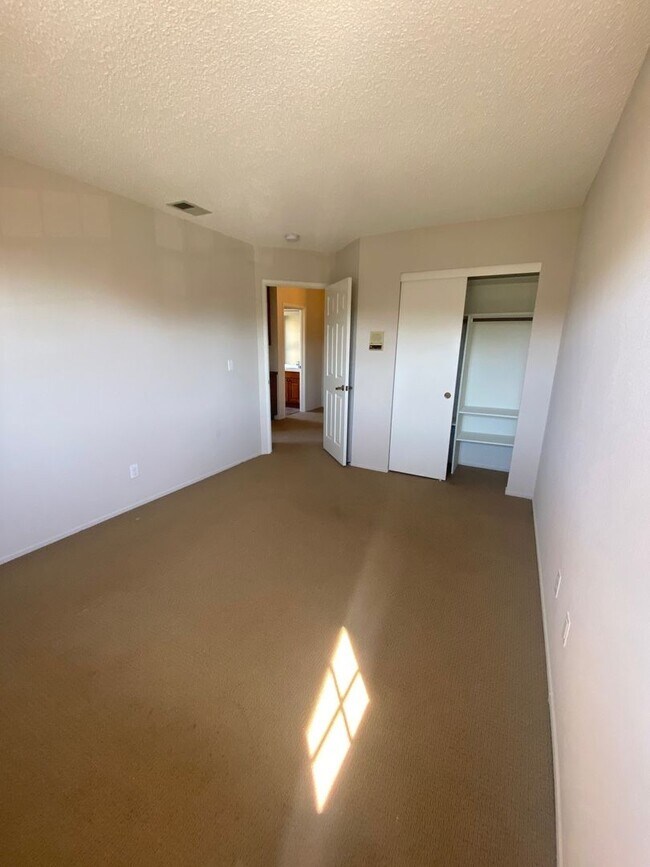 Building Photo - Large 4 Bedroom / 2.5 Bath House in Foster...