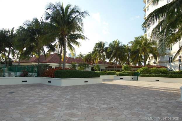 Building Photo - 20000 E Country Club Dr
