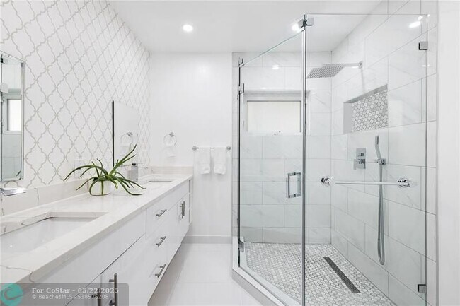 Building Photo - 2801 NE 59th St