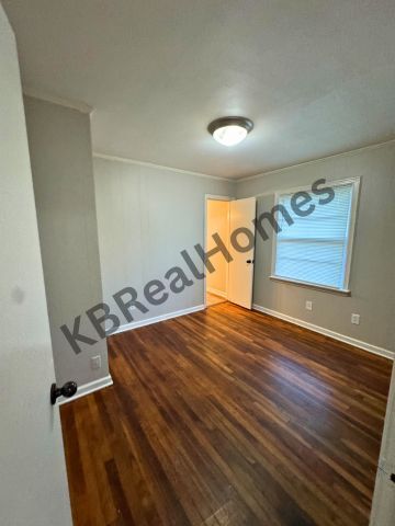 Building Photo - 1938 Gayle Ave