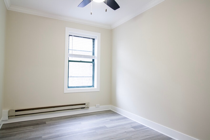 Building Photo - 3845 N Greenview Ave