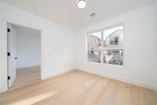 Building Photo - 649 38th St