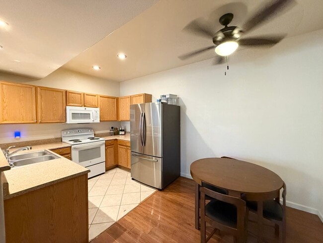 Building Photo - 1/BD 1/BA Light-Filled Condo in Gated Comm...