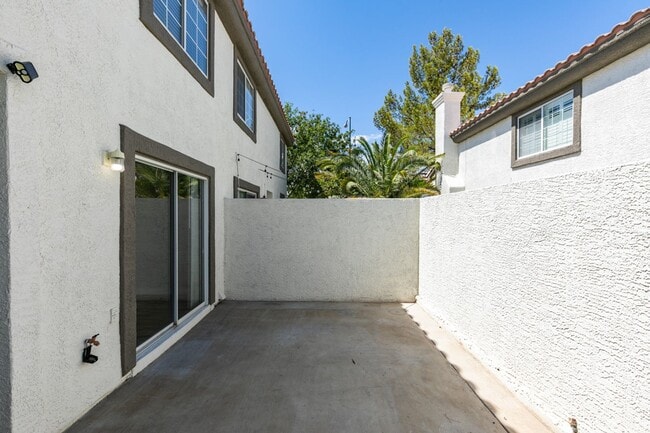 Building Photo - 3 Bedroom 2.5 Bathroom Townhouse in Henderson.