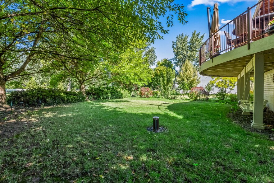 Private yards with lots of trees - 2971 Mumbarto Ave