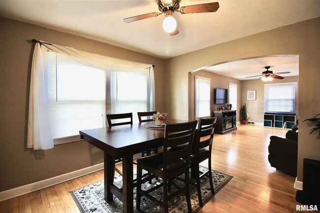 Building Photo - Beautiful 2 bed 1 bathroom home in Rock Island!