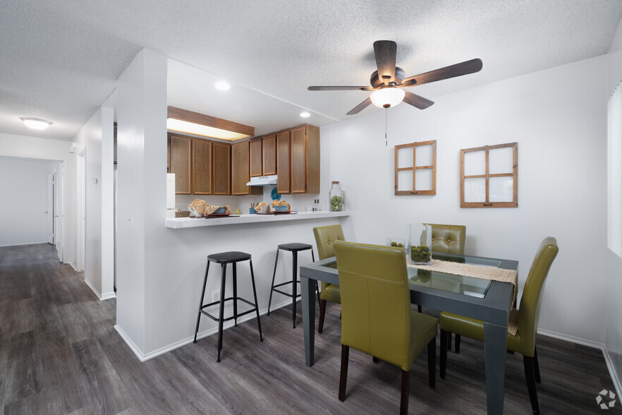 2BR, 2BA - 1,040SF - Dining Room - Summer Breeze Apartments