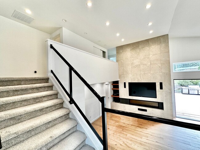 Building Photo - 6 BR / 4 BA – 4,100 SQ FT with Patio, Full...