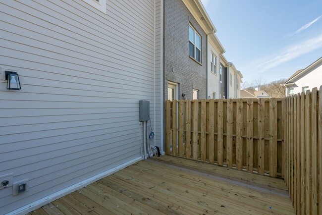 Building Photo - Smoking HOT 2BE/2.5BA townhouse in the gre...